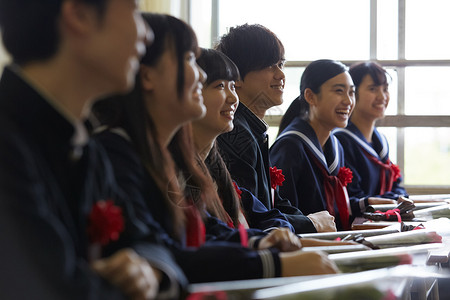 参加毕业典礼课堂开怀大笑的学生们图片