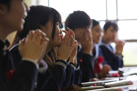 参加毕业典礼课堂开怀大笑的学生们图片