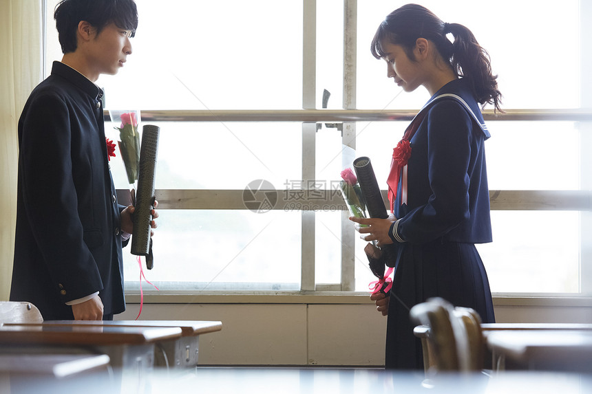 教室里面对面的年轻男女图片