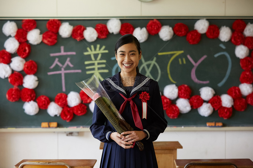 毕业的女高中生图片