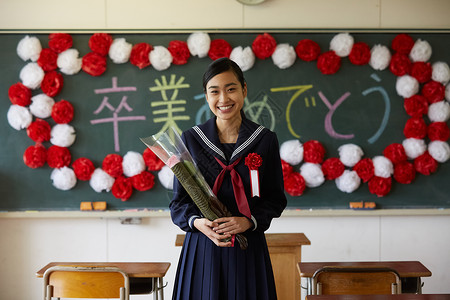 毕业的女高中生肖像图片