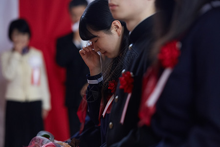 体育馆文稿空间毕业证书毕业典礼形象眼泪汪汪的女孩背景