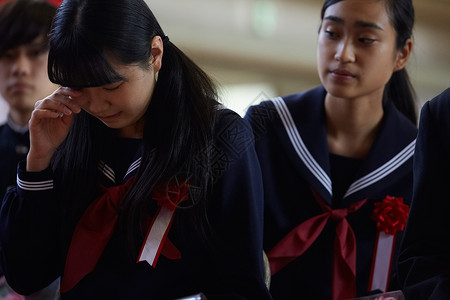 蝴蝶结学生同学毕业典礼形象眼泪汪汪的女孩背景