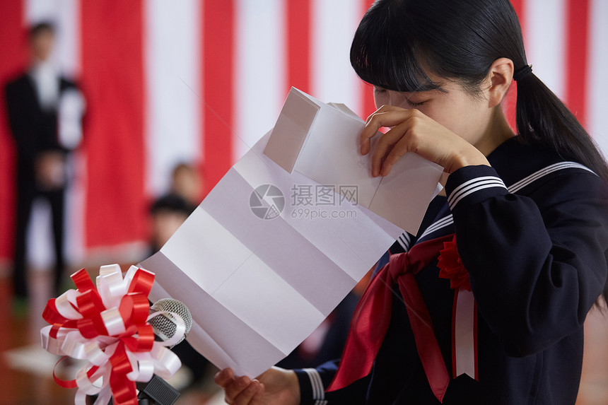 亚洲初级中学初中女孩毕业典礼入学仪式图像演讲图片