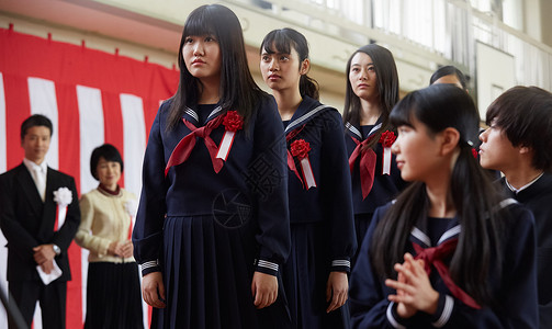 日本人小学一年级学生感谢学生进入仪式体育馆背景图片