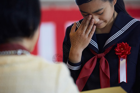 中学生毕业生感动落泪图片