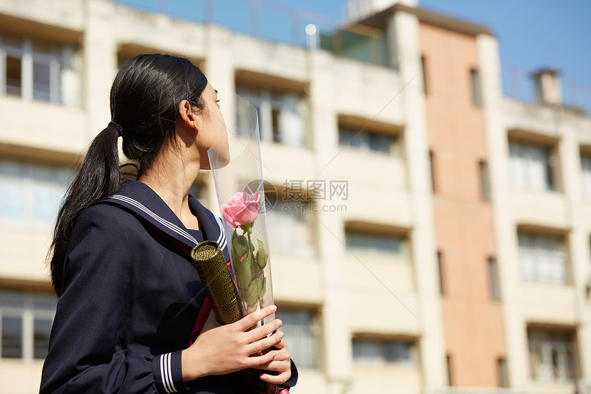 毕业的女学生回望教学楼图片