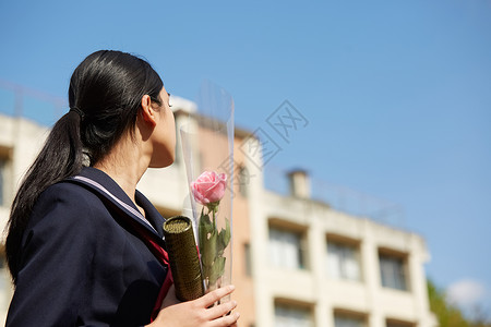 毕业的女学生回望教学楼图片