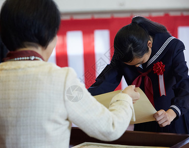 老师给学生颁发毕业证书图片