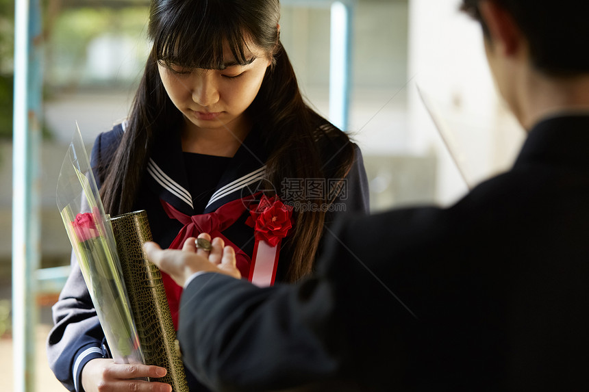 蝴蝶结圆柱体日本人女孩接受第二次毕业典礼按钮图片