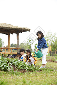 耕种田地的孩子们图片