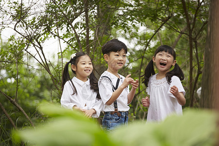 公园里开心玩耍的孩子们图片