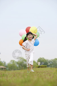 拿着气球奔跑的小女孩图片