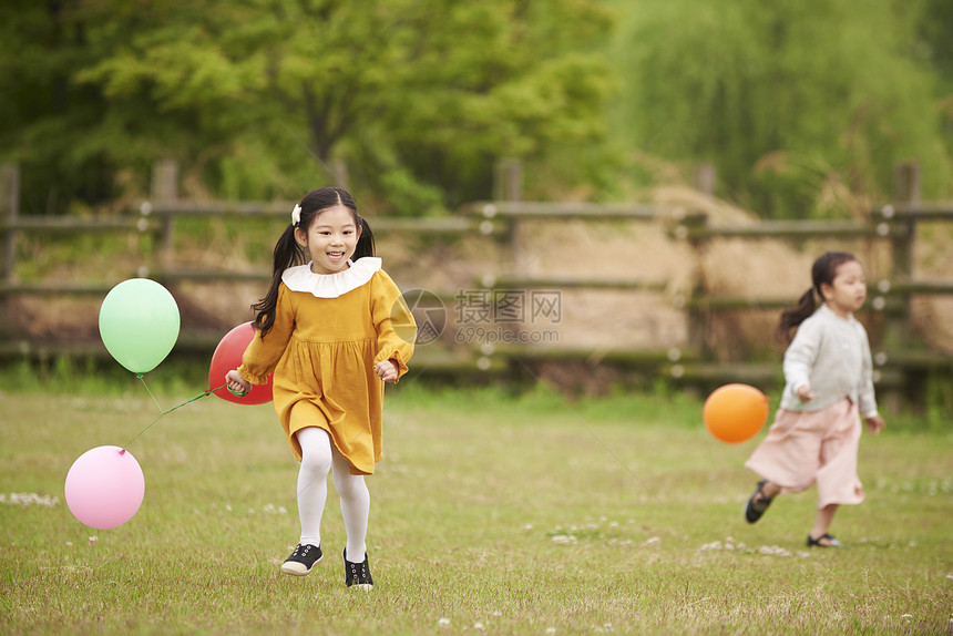 草坪上奔跑的孩子们图片