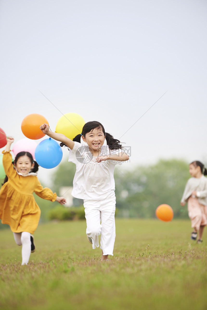 草坪上奔跑的孩子们图片