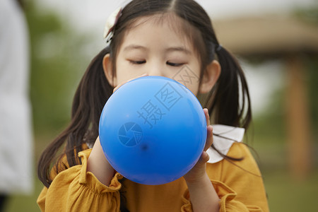 吹气球的小女孩图片