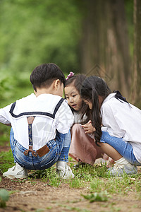 蹲在地下玩耍的孩子们图片