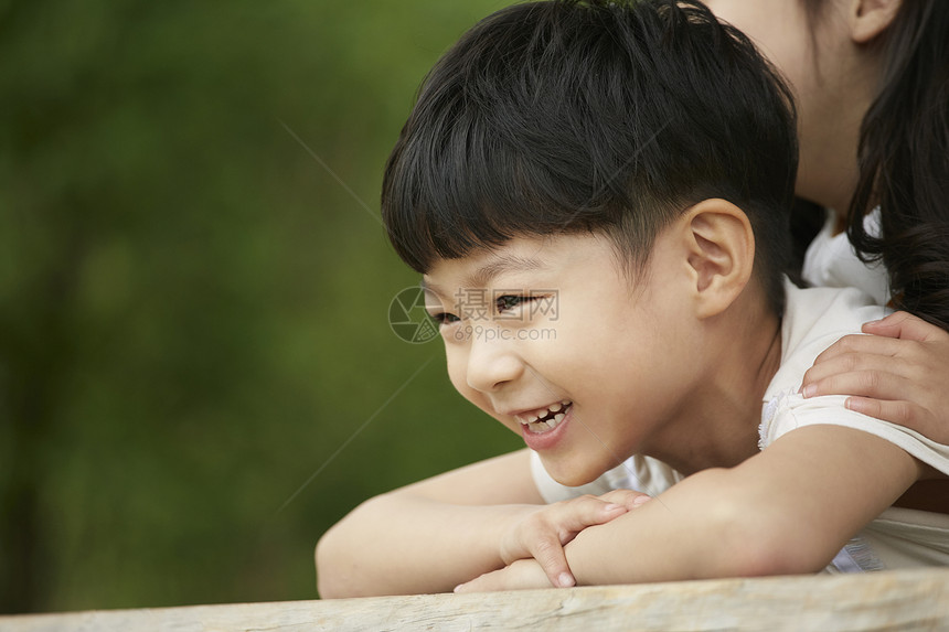 趴着微笑的小男孩图片