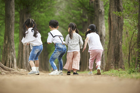 户外比赛奔跑的孩子们图片