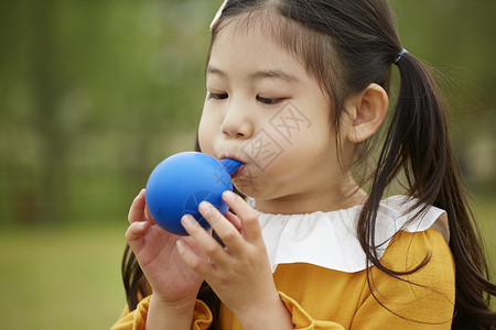 吹气球的小女孩背景图片