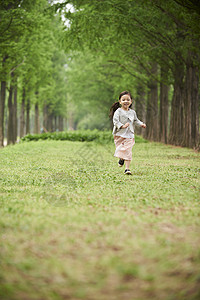 在草地上奔跑的小朋友图片