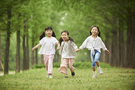 在草地上奔跑追逐的小朋友图片
