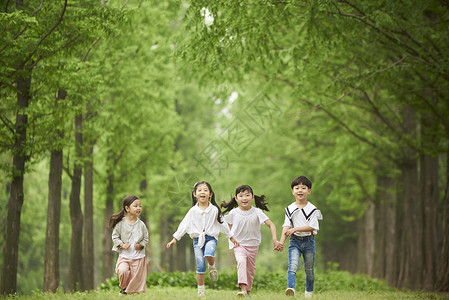 公园里奔跑玩耍的孩子们图片