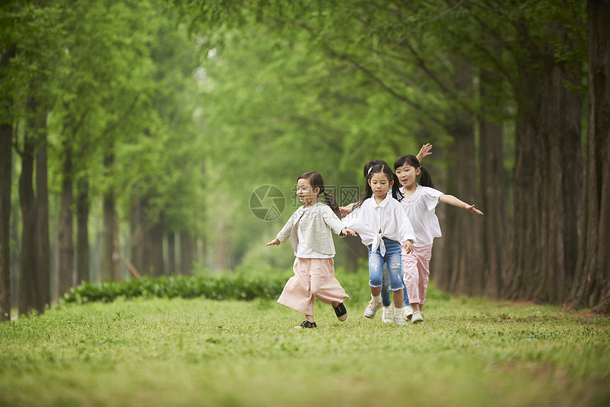 公园里奔跑的孩子们图片