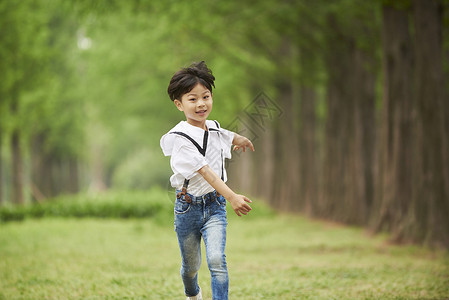 公园里奔跑的小男孩图片