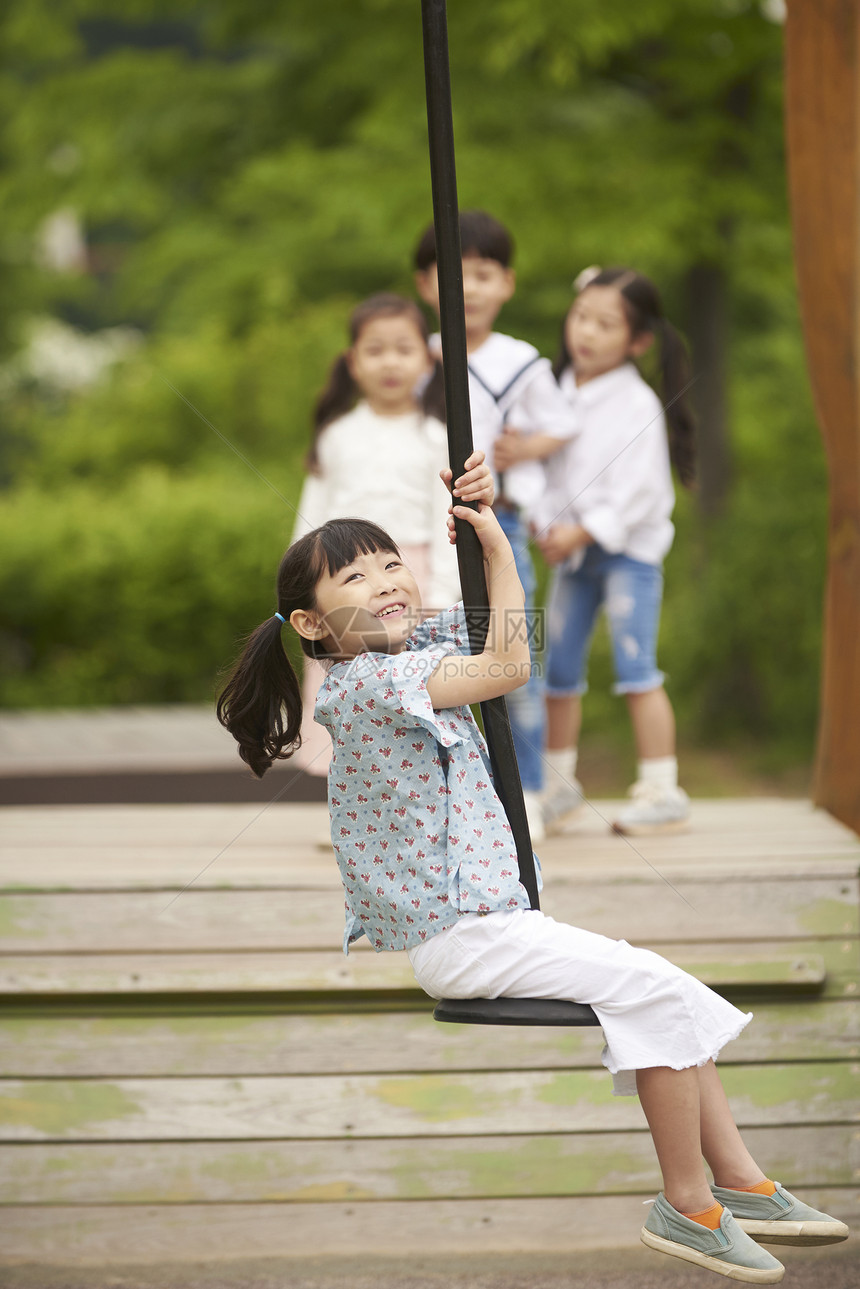 公园游乐场玩耍的小女孩图片
