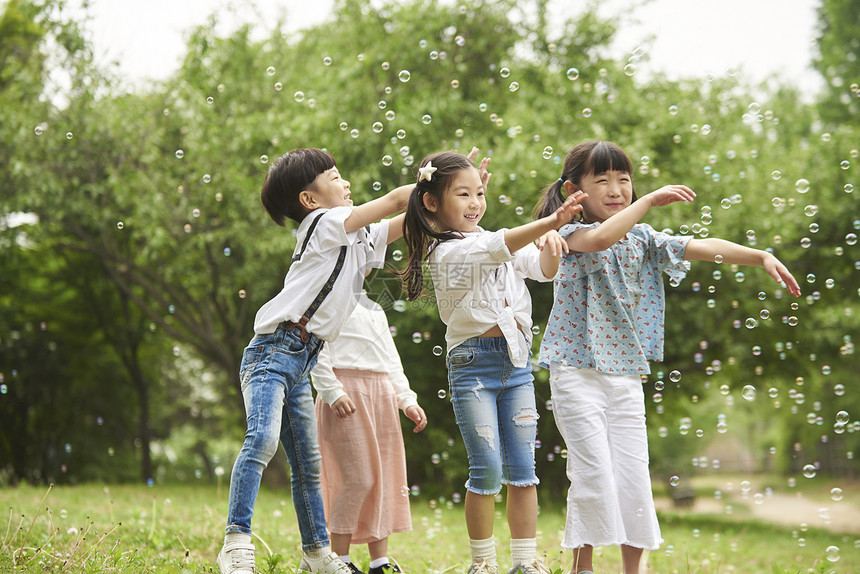 公园里抓泡泡的孩子们图片