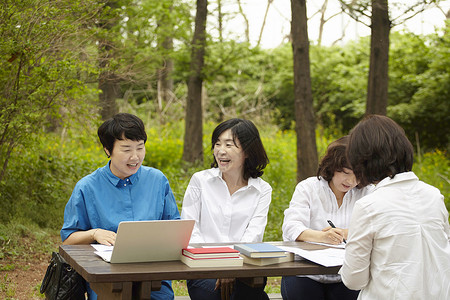 在户外一起办公的老同学背景图片