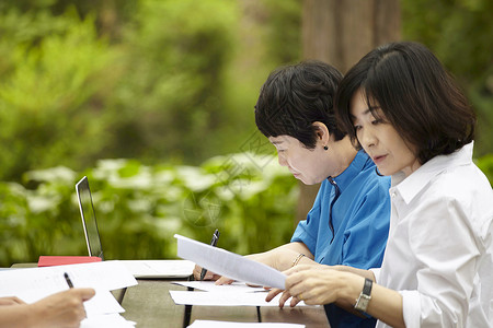 在户外一起办公的老同学图片