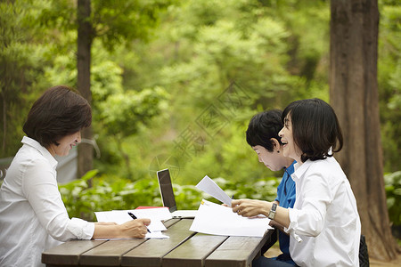 在户外一起办公的老同学背景图片