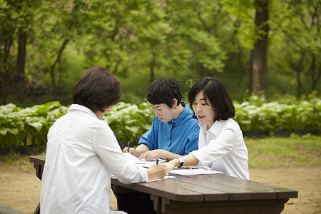 在户外一起办公的老同学图片