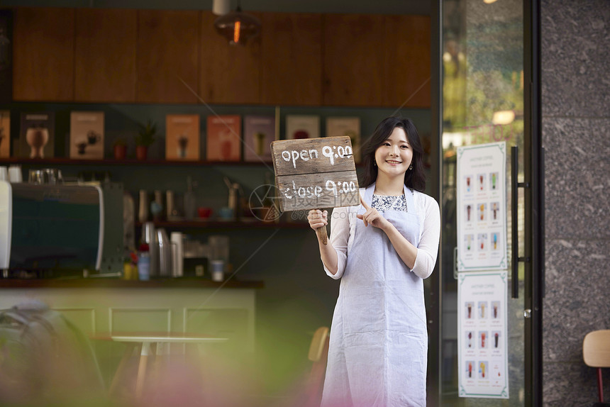 咖啡店的女收银员图片