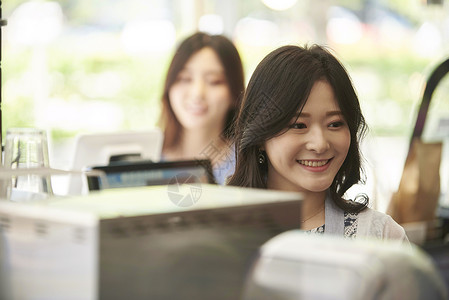 在咖啡店点单的年轻女子背景图片