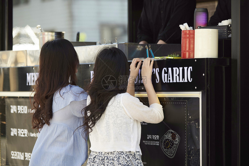 成年女子毒蛇友谊年轻女子食品车图片