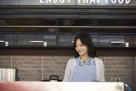 亚洲人新生代往下看年轻女子食品车图片