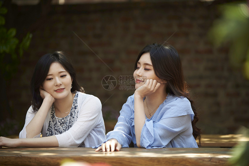 在一起成人闭上眼睛年轻女子餐馆图片