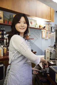咖啡馆制作的咖啡师背景图片