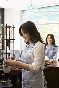 制作咖啡的年轻女孩背景图片