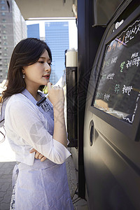 移动餐车点餐的年轻女人背景图片