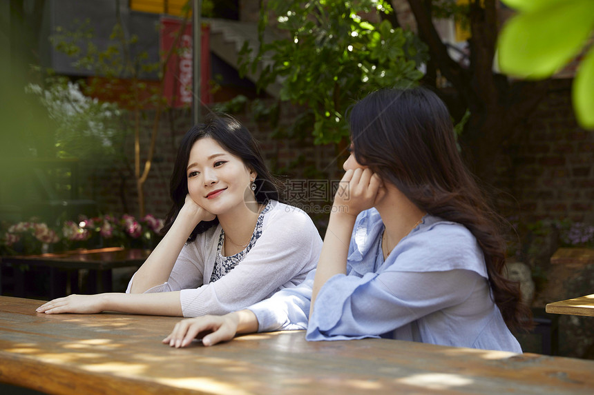 轮廓打破新生代年轻女子餐馆图片