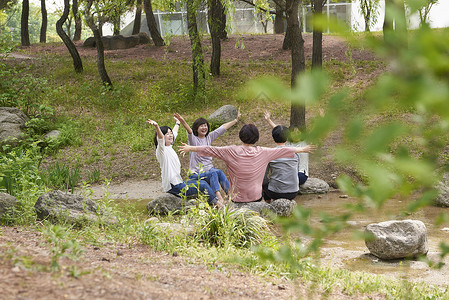中年校友户外聚会小溪玩耍图片