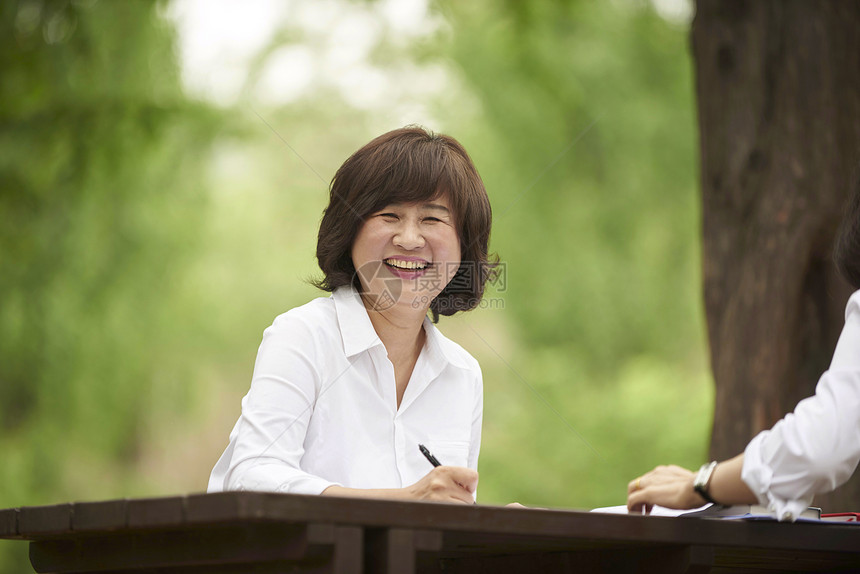 户外写字的成年女子图片