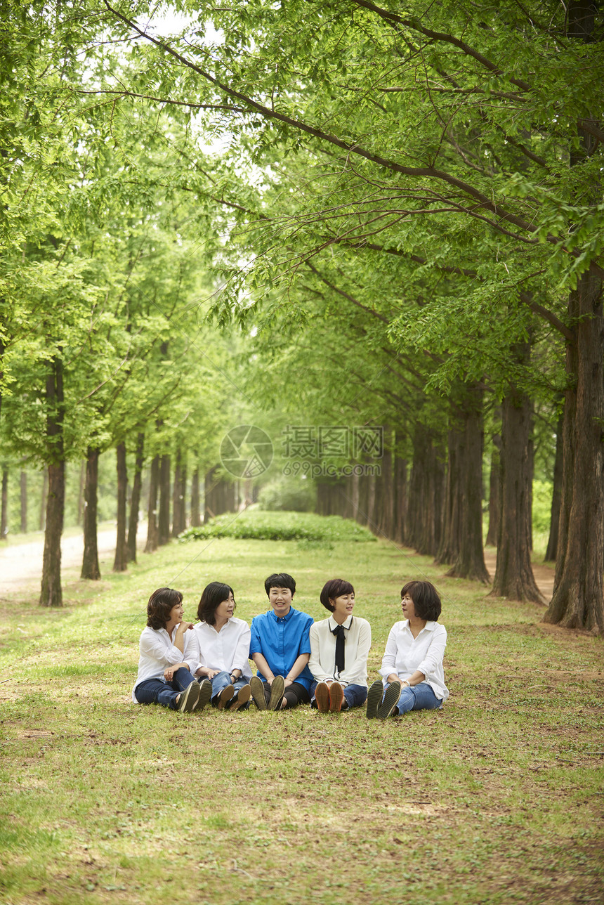 中年校友在公园放松图片