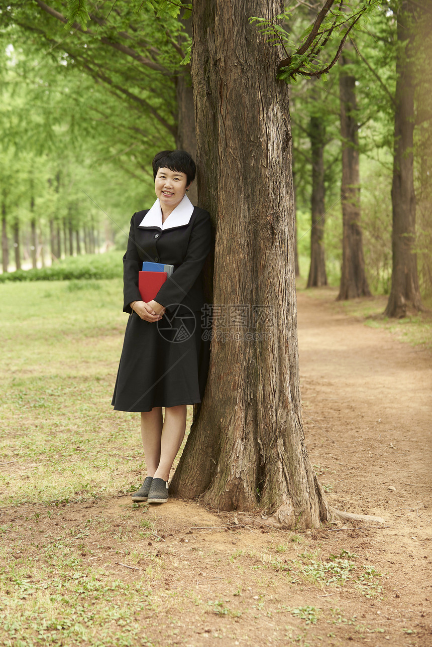 中年50多岁身前成年女子图片