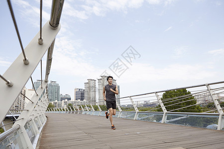 天台上慢跑的男性高清图片