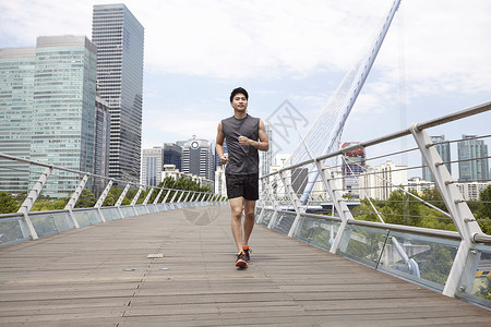 在天桥上慢跑的男性图片
